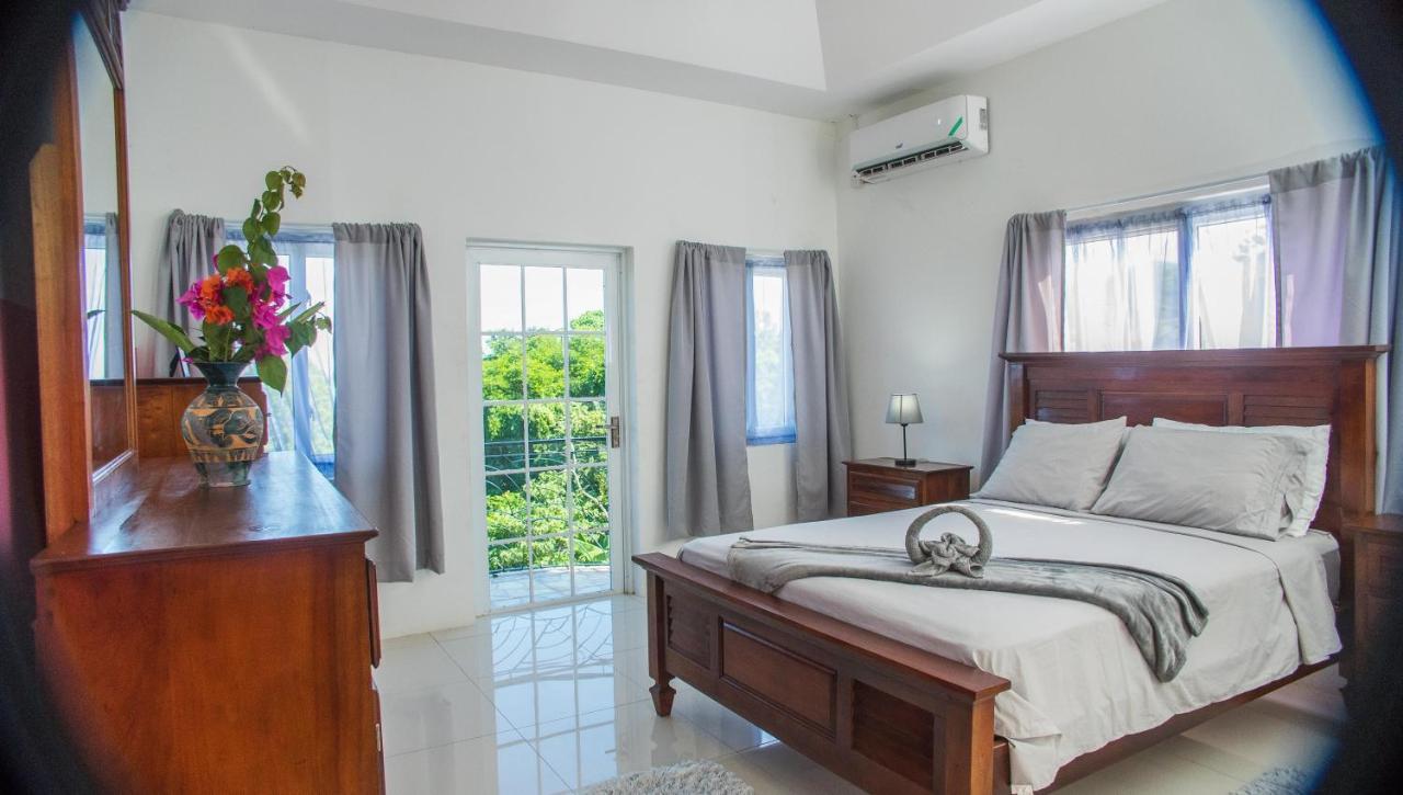 Runaway To Tranquility, Overlooking The Bay Runaway Bay Exterior foto